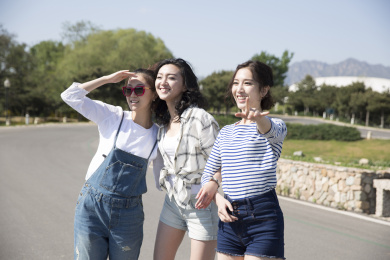 三个女孩户外玩耍