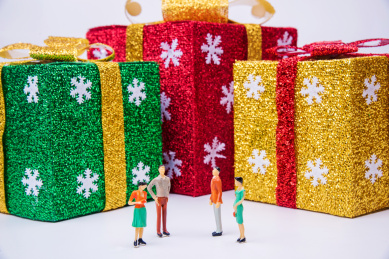 彩色的圣诞礼盒和模型小人