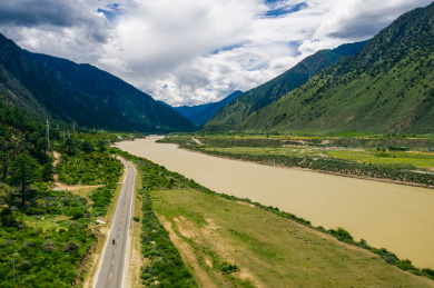 中国西藏山南市雅鲁藏布江峡谷自然风光