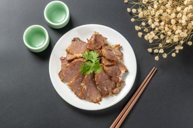 酱羊肉酱肉特写黑色背景