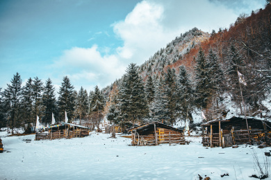 中国四川阿坝藏族羌族自霸王山下的雪景小屋