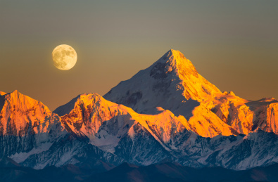 中国四川甘孜州月亮下的贡嘎山自然风光
