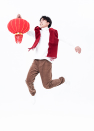 白色背景手拿灯笼的年轻人
