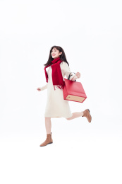 白色背景手拿礼品盒的年轻女性