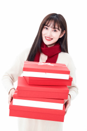 白色背景手拿礼品盒的年轻女性