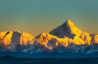 中国四川甘孜藏族自治州贡嘎山日照金山风光