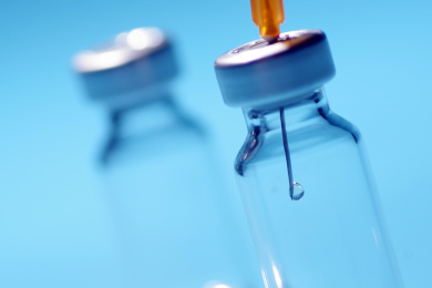 蓝色调注射器疫苗概念图片