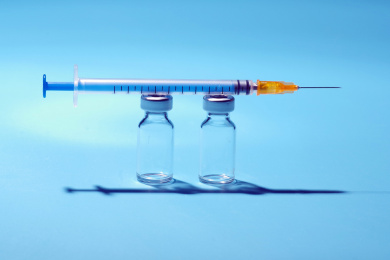 蓝色调注射器疫苗概念图片