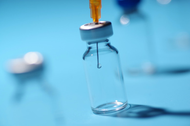 蓝色调注射器疫苗概念图片