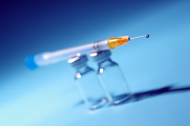 蓝色调注射器疫苗概念图片