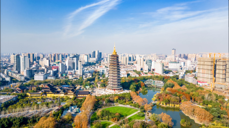 航拍江苏省常州红梅公园与天宁寺秋景