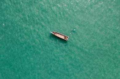 大海中停靠的小船