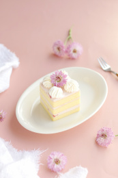 用鲜花和奶油装饰的方形草莓果馅慕斯蛋糕