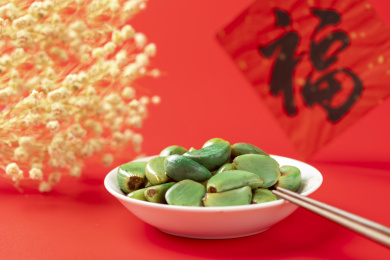 腊八蒜特写红色福字背景