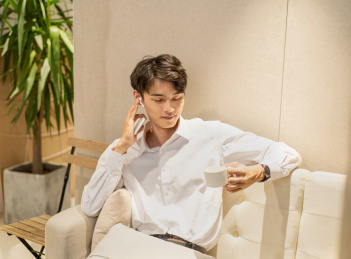 在沙发上听歌的年轻男人