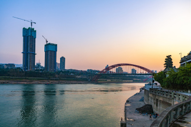 四川宜宾合江门处的傍晚的戎洲大桥的风光