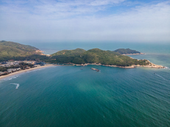 航拍中国广东汕头市南澳岛青澳湾海岸线风光