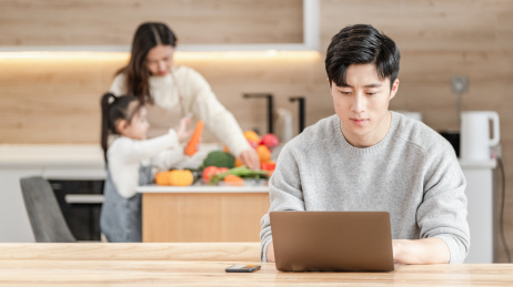 年轻男性居家办公陪伴家庭