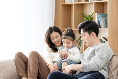 一家三口在家休闲生活肖像