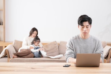 年轻男性居家办公陪伴家庭