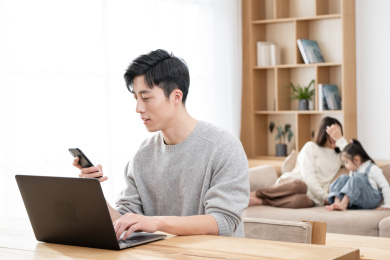 年轻男性居家办公陪伴家庭