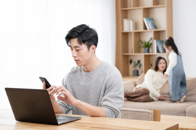 年轻男性居家办公陪伴家庭