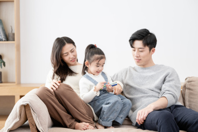 一家三口在家休闲生活肖像