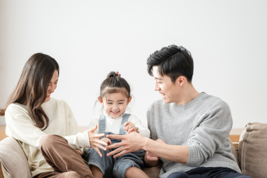 一家三口在家休闲生活肖像