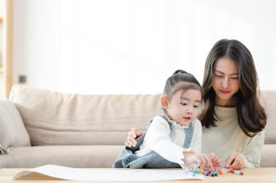 母亲在家陪伴女儿