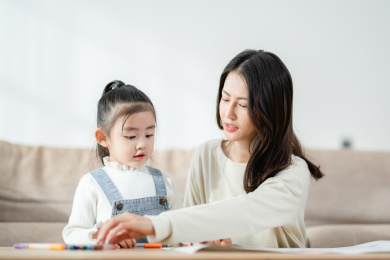 母亲在家陪伴女儿