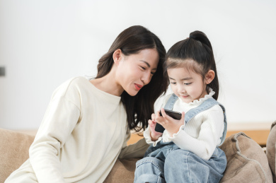 母亲在家陪伴女儿