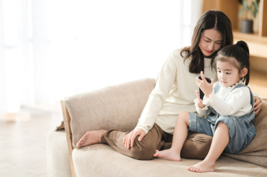 母亲在家陪伴女儿