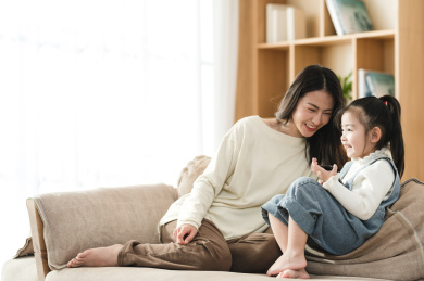 母亲在家陪伴女儿