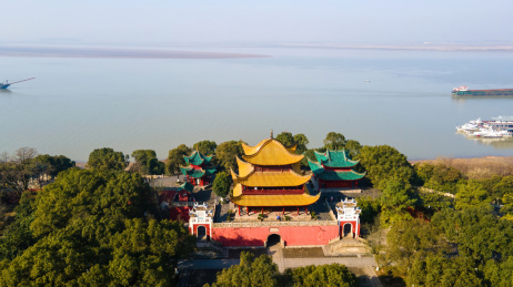 航拍地标建筑冬季的湖南岳阳楼