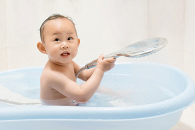 手拿花洒洗澡的宝宝