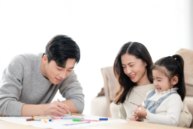一家三口居家休闲生活