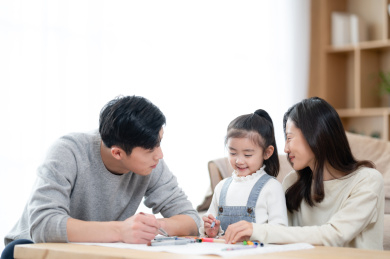 一家三口居家休闲生活