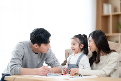 一家三口居家休闲生活