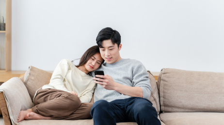 年轻夫妇居家生活肖像