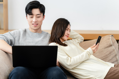 年轻夫妇居家生活肖像