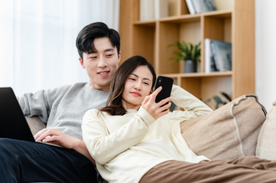 年轻夫妇居家生活肖像