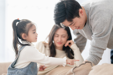 一家三口居家休闲生活