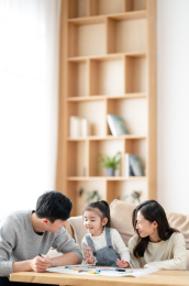 一家三口居家休闲生活