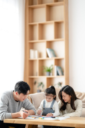 一家三口居家休闲生活