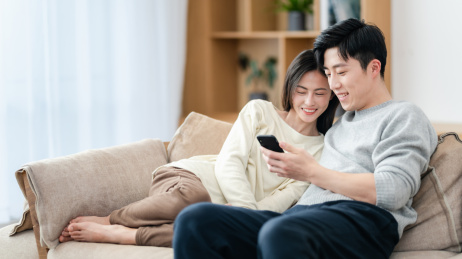 年轻夫妇居家生活肖像