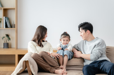 一家三口居家休闲生活
