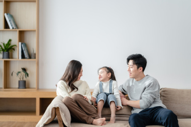 一家三口居家休闲生活