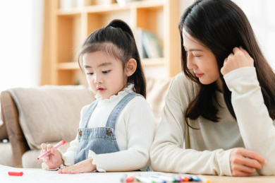 母亲在家陪伴女儿