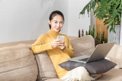 年轻女性居家办公场景