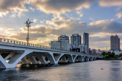 中国辽宁抚顺浑河新华桥风光